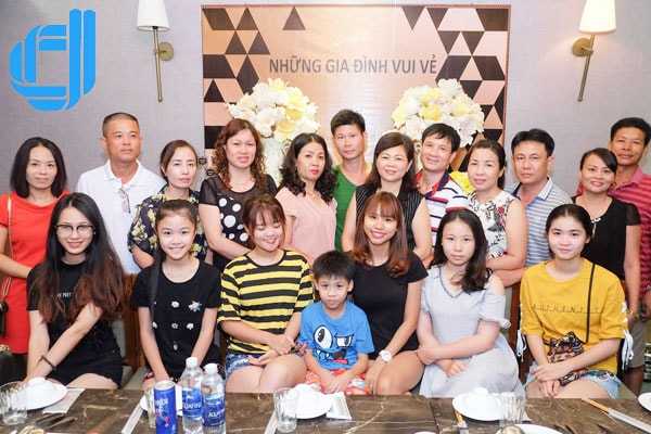 Đoàn khách những gia đình vui vẻ du lịch Hải Phòng đi Đà Nẵng | D2tour